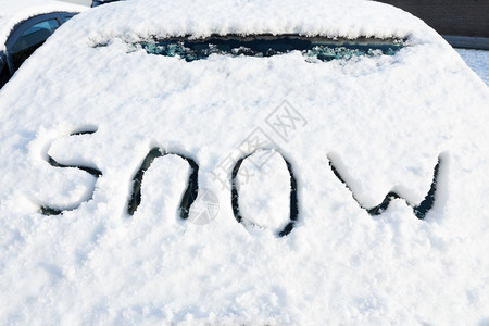 冬季的车挡风玻璃下雪驾驶冰想象图片