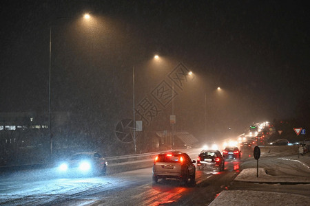 危险的冬季道路上下雪危险冬季恶劣天气的危险晚间交通从司机配额的角度看车内面恶劣天气的危险夜间交通下雨高速公路暴风雪图片