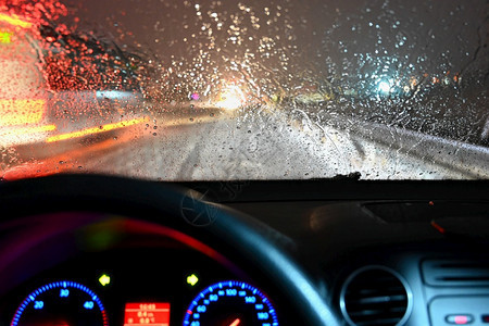 事故大灯暴风雪危险的冬季道路上下雪危险冬季恶劣天气的危险晚间交通从司机配额的角度看车内面恶劣天气的危险夜间交通图片