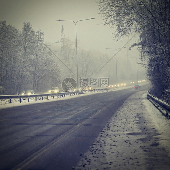 霜寒冷的水危险冬季道路上下雪危险冬季恶劣天气的危险晚间交通从司机配额的角度看车内面恶劣天气的危险夜间交通图片