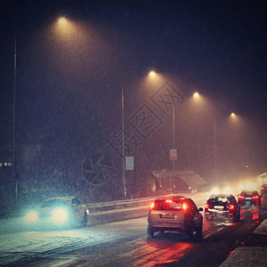 旅行危险的冬季道路上下雪危险冬季恶劣天气的危险晚间交通从司机配额的角度看车内面恶劣天气的危险夜间交通下雨警告图片