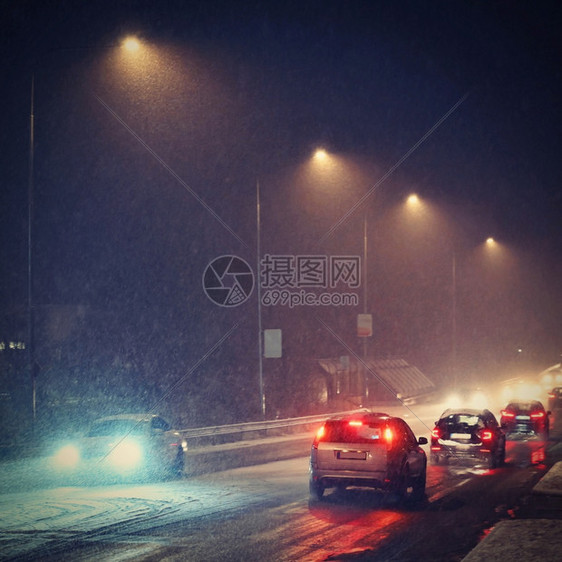 旅行危险的冬季道路上下雪危险冬季恶劣天气的危险晚间交通从司机配额的角度看车内面恶劣天气的危险夜间交通下雨警告图片