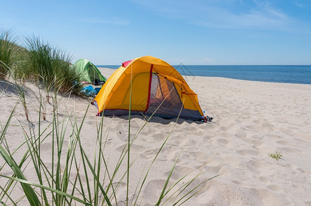 野营远足沙滩上的黄色帐篷沙滩上的黄色帐篷沙滩上的黄色帐篷海景图片