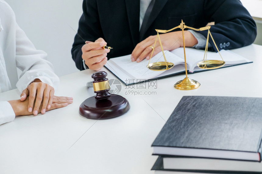 权威正义与保险公司律师和事务所客户协商在法律事务所咨询保险律师和客户犯罪图片