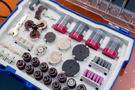 小型钻机装有一套不同的研磨和剪切配件的小型钻机光盘手工业制造图片