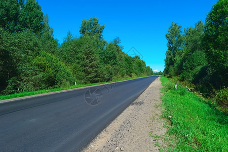 清空高速公路和绿林两边有的空公路风景优美逃离图片