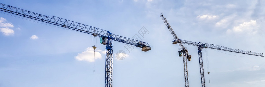 一种全景繁荣建筑塔起重机和蓝色天空工业概念中的木屋班纳图片