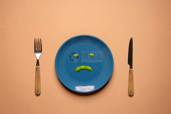 在Fork和Knife吃不乐食品最佳视图环绕的盘子上尝试失去湿度绿色豆在餐桌上的食欲关心苗条的厌食症图片