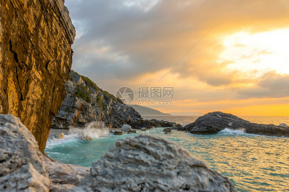 波浪夏天傍晚一个小海滩在岩石沙上的一个小海浪冲撞沿岩石大量喷洒着夜落雪花和海面冲浪旅游晴天图片