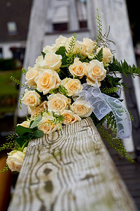 千叶铁栏上黄色玫瑰的彩花束家庭艺图片