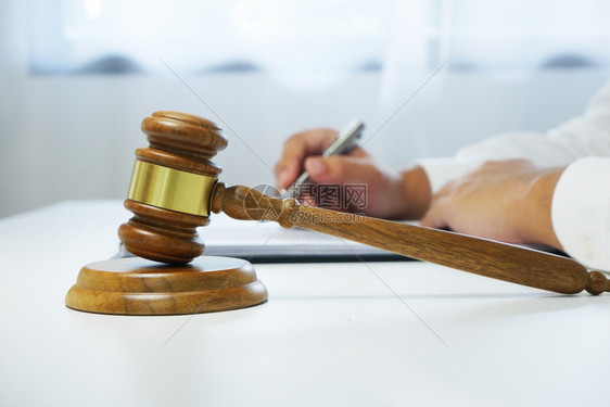 立法人们木制的官在律师服务台上敲锤图片