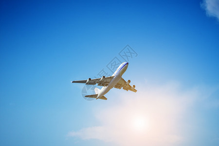 空中飞机在蓝天背景下飞行航公司客机岛图片