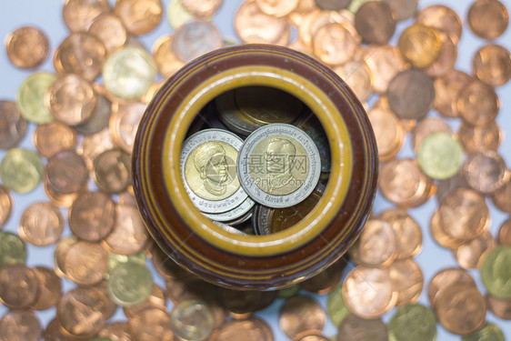 奢华金融团体泰国硬币在罐子里国王和后在硬币上图片