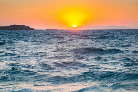 太阳美丽日落夏季假背景的海浪季节图片