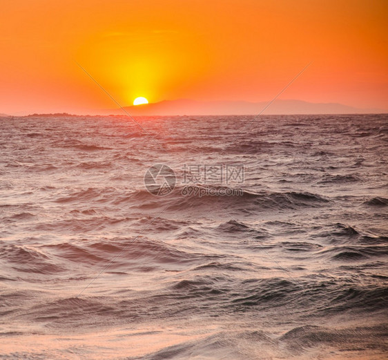 日落夏季假背景的海浪树地平线采取图片