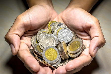 金的奢华手握泰国硬币的两面都持有着投资图片