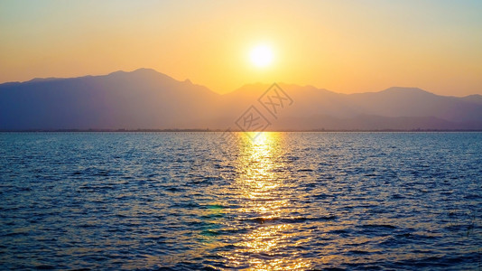 海洋太阳菲考湖上美丽的日落景色之山图片