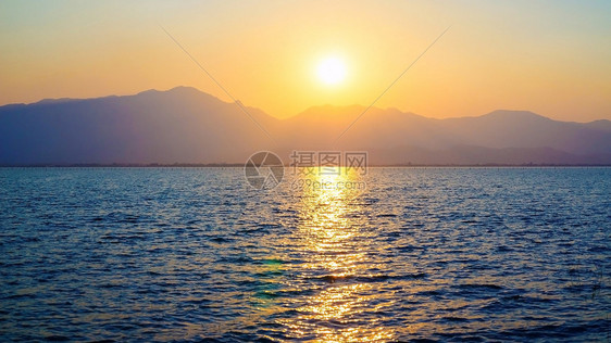 海洋太阳菲考湖上美丽的日落景色之山图片