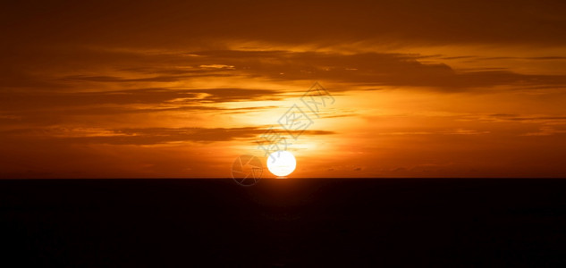 日落在海面或光亮的日出橙浪景观图片