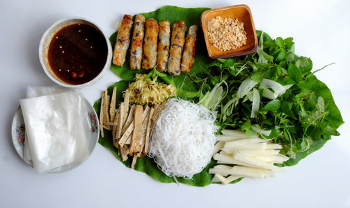 素食主义者美味的白饭越南人自制素食油炸春卷包草叶和米纸健康午餐菜及非肉食等越南人自制素食图片