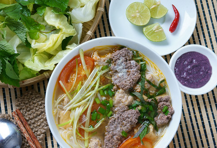 亚洲碗越南食物著名菜如番茄螃蟹猪肉虾类沙拉扇菜鸡蛋蔬虾糊面包饭等原材料是越南的特殊饮食营养图片