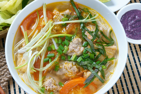 越南食物著名菜如番茄螃蟹猪肉虾类沙拉扇菜鸡蛋蔬虾糊面包饭等原材料是越南的特殊饮食街道香料本里厄图片