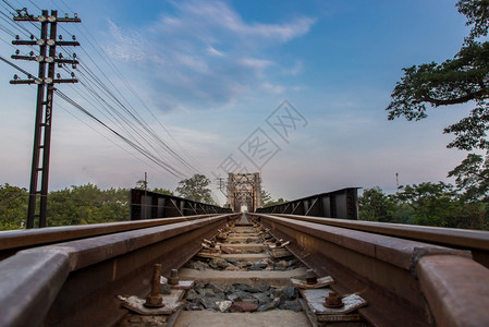 黑桥或朗邦铁路大上的旧轨道或者在Lampangthailand的河上铁路大桥的旧轨迹旅行披耶街道图片