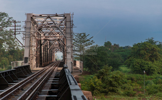 旅游泰国景观黑桥或朗邦铁路大上的旧轨道或者在Lampangthailand的河上铁路大桥的旧轨迹图片