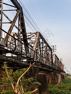 黑桥或朗邦铁路大上的旧轨道或者在Lampangthailand的河上铁路大桥的旧轨迹行业蓝色的交通图片