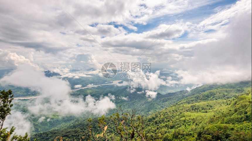 从湄公河森林的高角和山上云层的天空泰国清莱DoiPha唐观望点泰国清莱169宽银屏可见美丽的自然景观场多云的顶峰图片