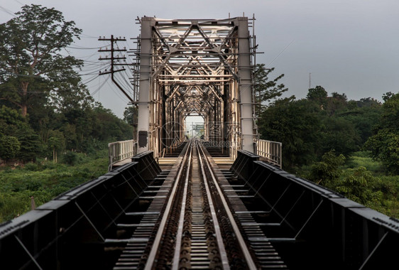 黑桥或朗邦铁路上的旧轨迹位于兰邦泰德的河边铁路桥上选择重点旅游工程老的图片