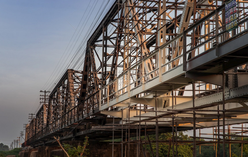 向前建筑学车站黑桥或朗邦铁路上的旧轨迹位于兰邦泰德的河边铁路桥上选择重点图片