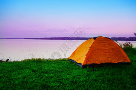 清晨在宁静湖岸上的旅游帐篷图片