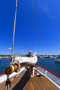 活动码头私人帆船游艇的吊杆帆和操纵风景血管图片
