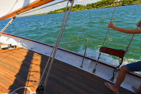 桅杆旅行私人帆船游艇的吊杆帆和操纵风景私人的图片