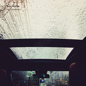 窗户雨清除爽光滑的车窗玻璃上水滴有复制空间背景