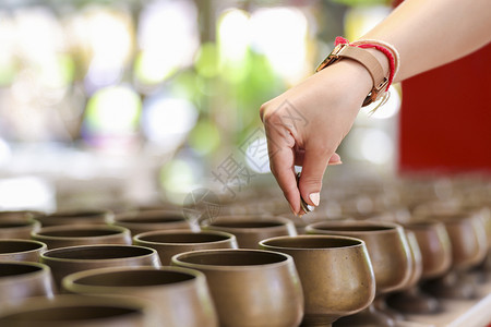 爱金子根据当地传统信仰人们的手在碗里用硬币做功劳亚泰州洲国宗教图片