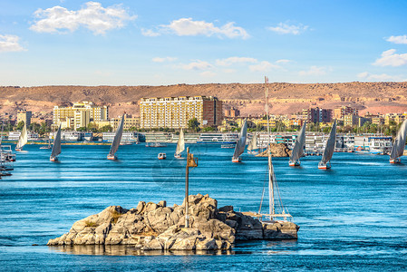 东日落老的埃及阿斯旺尼罗河一行帆船在埃及阿斯旺尼罗河上图片
