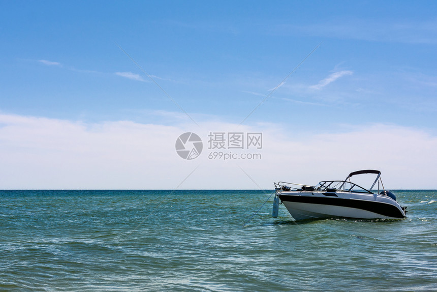 渡假概念蓝色天空背景的海边白速艇热带水复制图片
