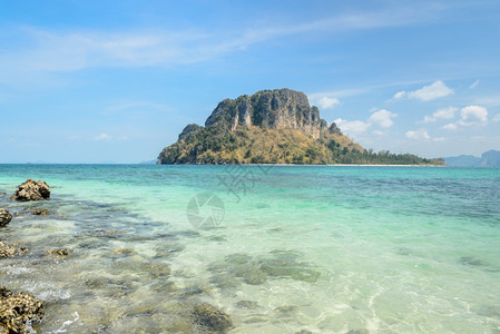 支撑清除泰国克拉比省KoDaamKwan岛结石海滩面清澈滨明长尾巴图片