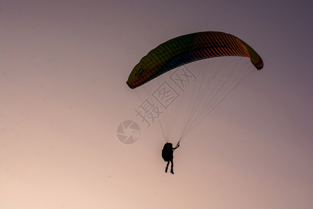 闲暇自然滑翔是一场极端的体育和娱乐活动而滑翔是一种极端的运动和娱乐活空气图片