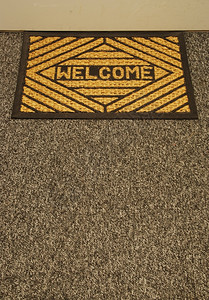 一种美丽的欢迎回家门垫在灰色地毯上稻草财产图片