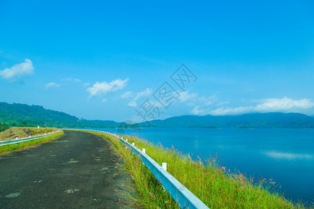 路线以高山前为焦点的湖边公路上两侧的草地美丽小路图片