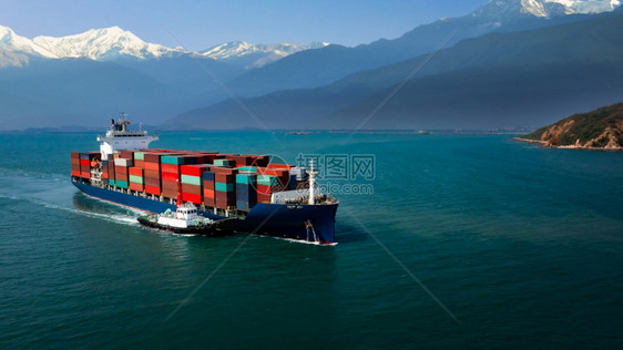 鸟瞰集装箱货船和拖浮动运载商业集装箱进出口务商物流和国际集装箱船公海山背景运输贸易全球的货运图片