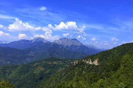 旅行晴天游这条道路穿过山地隧隐藏在黑山岩石脊的全景观中因森林茂密而生长过度黑山岩石脊的区大景色则因森林茂密而生长过度并隐藏在黑山图片