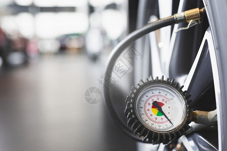 关心检查测量数充气橡胶轮胎汽车特写手持机充气压力表用于汽车轮胎压力测量汽车膨胀保险图片