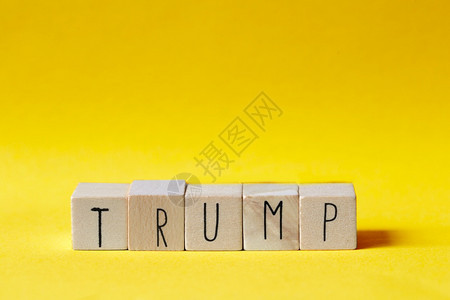 讲台战略以橙色背景的特朗普字词命名的木制立方体美国总统概念关闭木制立方体和橙色背景的特朗普字总统美洲概念王牌图片