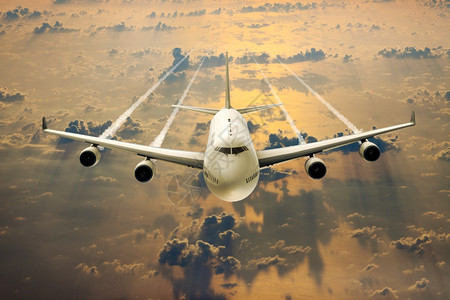 飞机翅膀轨迹3D在云上飞行的一架客机过云层图片