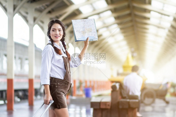 女士游客保持在火车站旅行时与一位年轻男子告别夏日假泰国观光者带背包旅行便表示再见Twitter图片