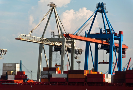 工业的水商德国汉堡码头利用大型起重机卸下集装箱船汉堡是欧洲第二大集装箱港口可以为最大的船舶服务海运公司和航在德国汉堡码头使用大型图片